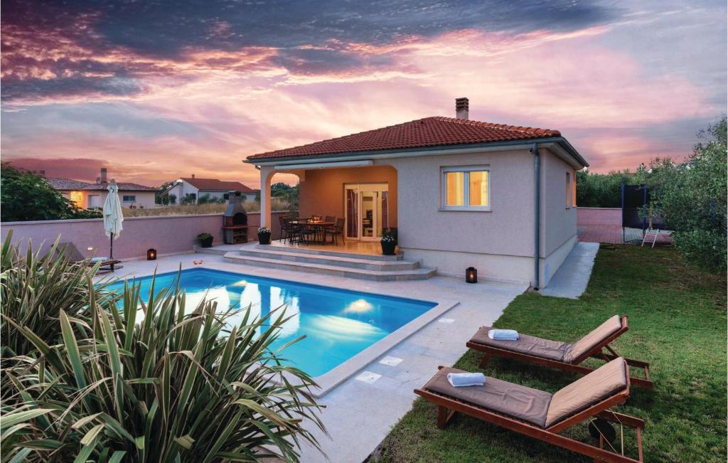 a small house with a swimming pool in a yard at Beautiful Home In Pula in Pula