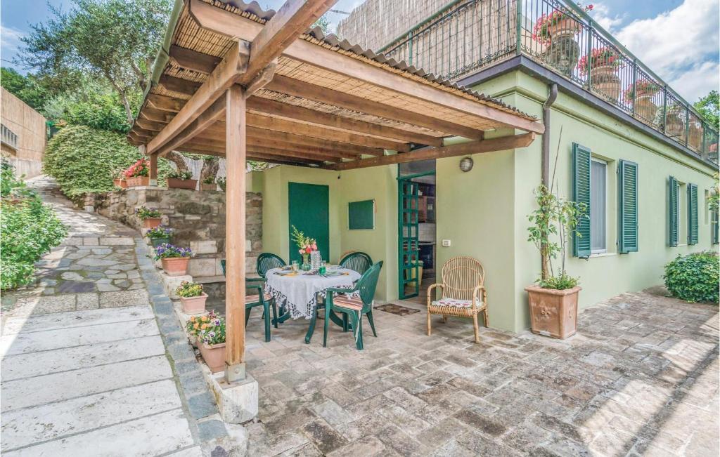 eine Terrasse mit einem Tisch und einer hölzernen Pergola in der Unterkunft Case Sparse San Savino in San Savino