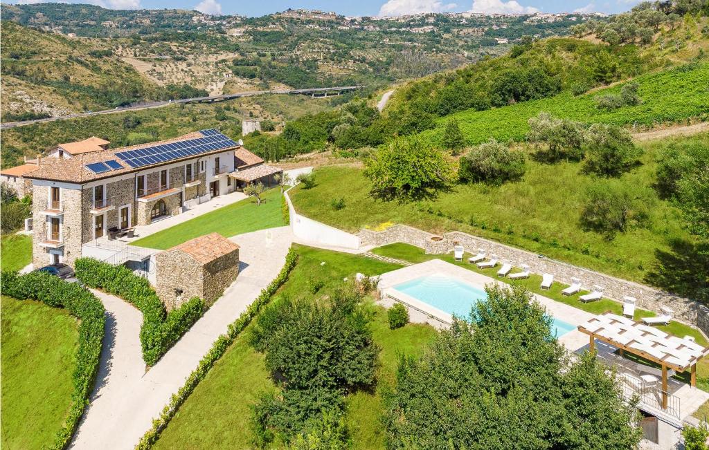 - une vue aérienne sur une maison avec une piscine et un jardin dans l'établissement Nice Home In Torchiara With Wifi, Private Swimming Pool And Outdoor Swimming Pool, à Torchiara