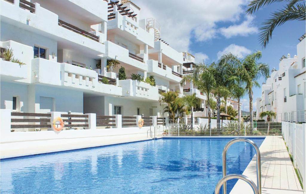 エステポナにあるStunning Apartment In Estepona With 2 Bedrooms, Wifi And Outdoor Swimming Poolの建物前のスイミングプール