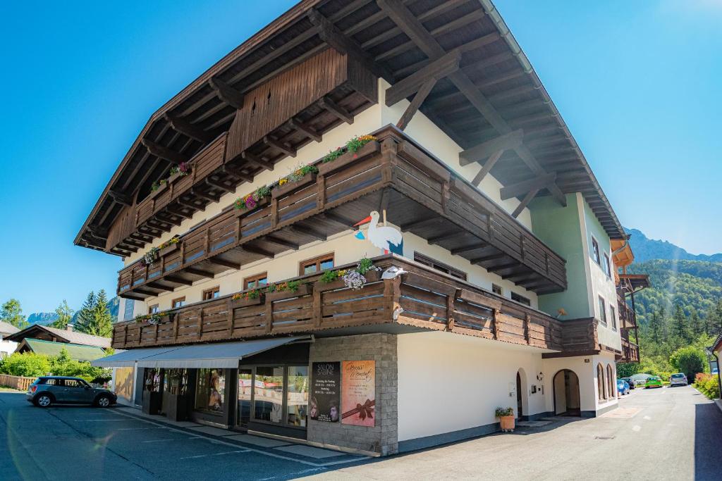 un edificio con balcones de madera en un lateral en Appartement Pillersee, en Sankt Ulrich am Pillersee