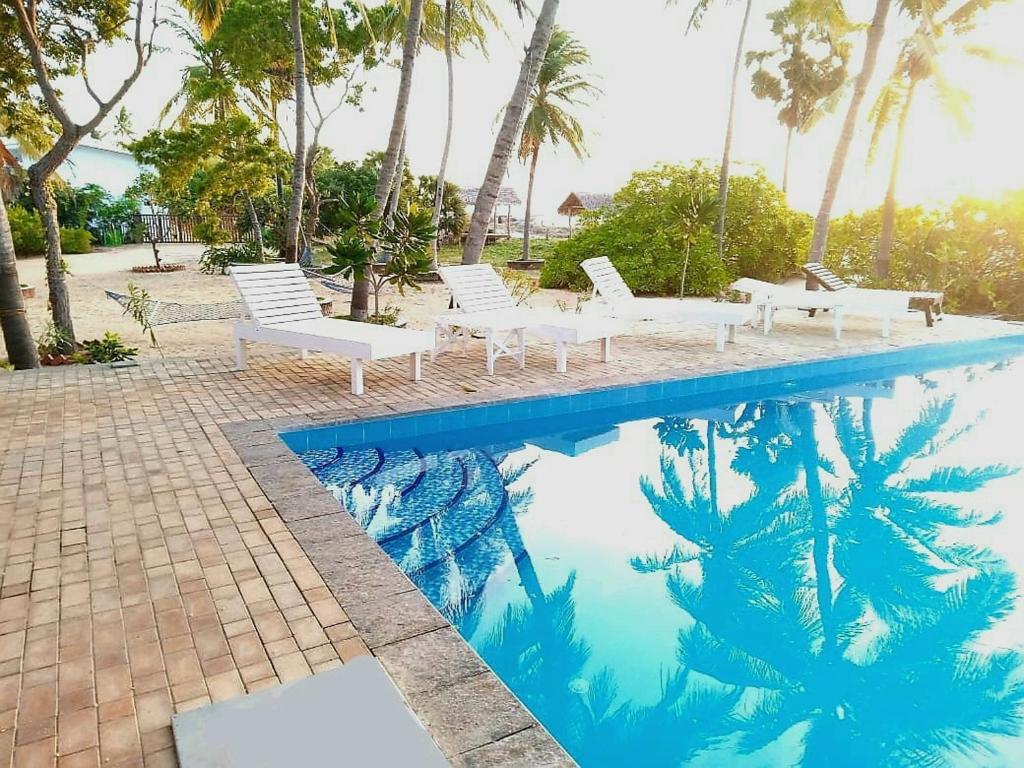 Bazén v ubytování Wellé Wadiya Beach Villa nebo v jeho okolí