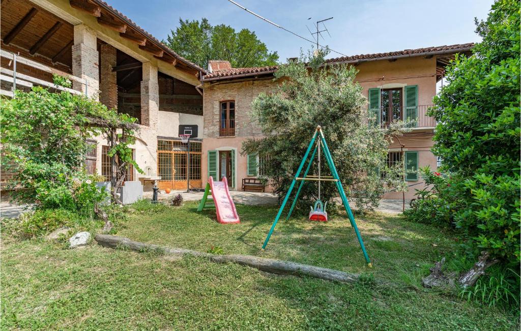 un patio con columpio frente a una casa en Casa I Fiordalisi, en Aramengo