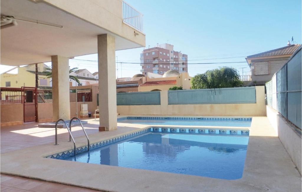 ein Schwimmbad in der Mitte eines Gebäudes in der Unterkunft Beautiful Apartment In Torrevieja With Kitchen in Torrevieja