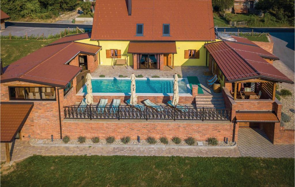 een luchtzicht op een huis met een zwembad bij Beautiful Home In Repusnica With Sauna in Repušnica