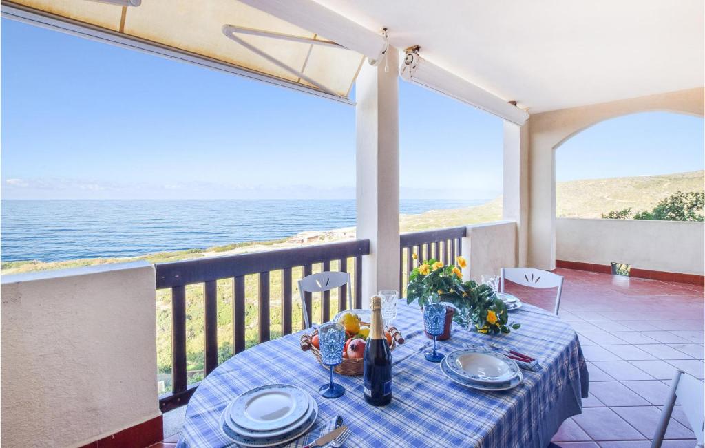 una mesa en un balcón con vistas al océano en Casa Costa Verde, en Arbus