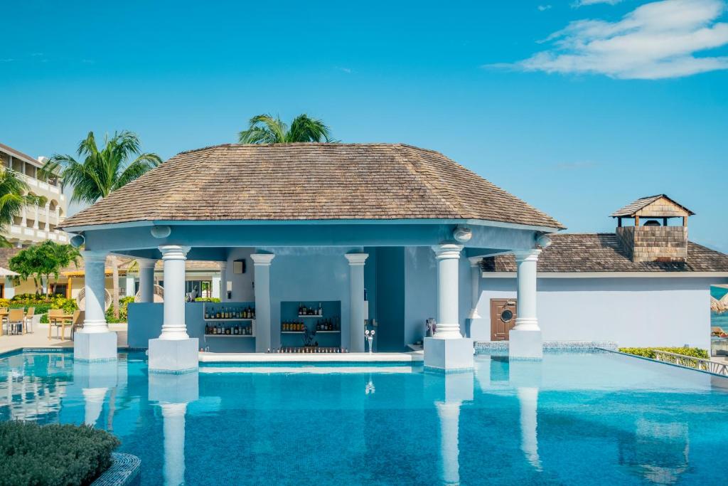 Bazén v ubytování JOIA Rose Hall by Iberostar nebo v jeho okolí