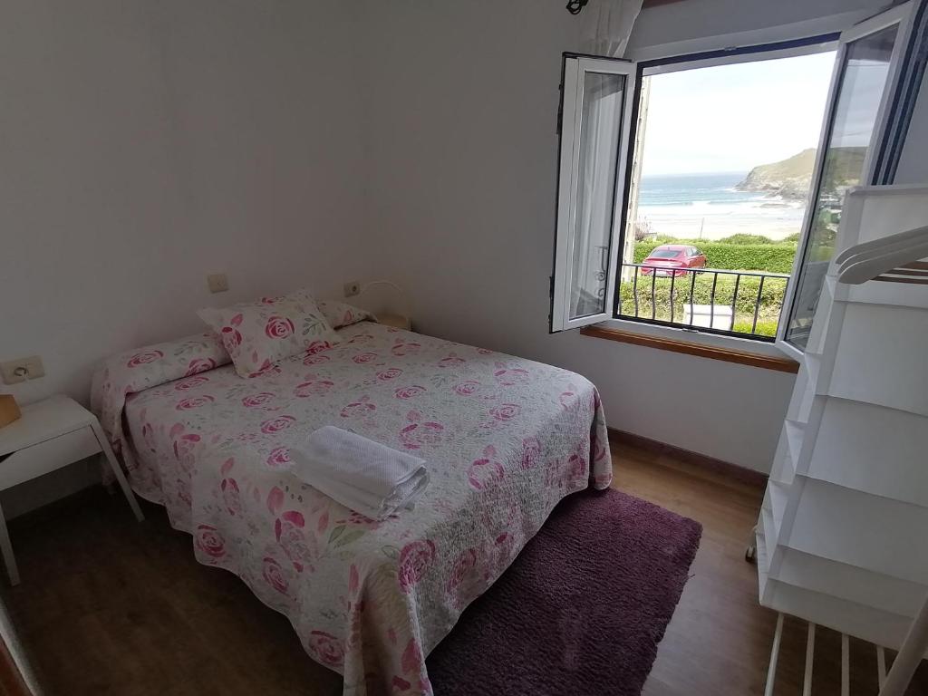 ア・コルーニャにあるAdosado a pie de playaの小さなベッドルーム(ベッド1台、窓付)