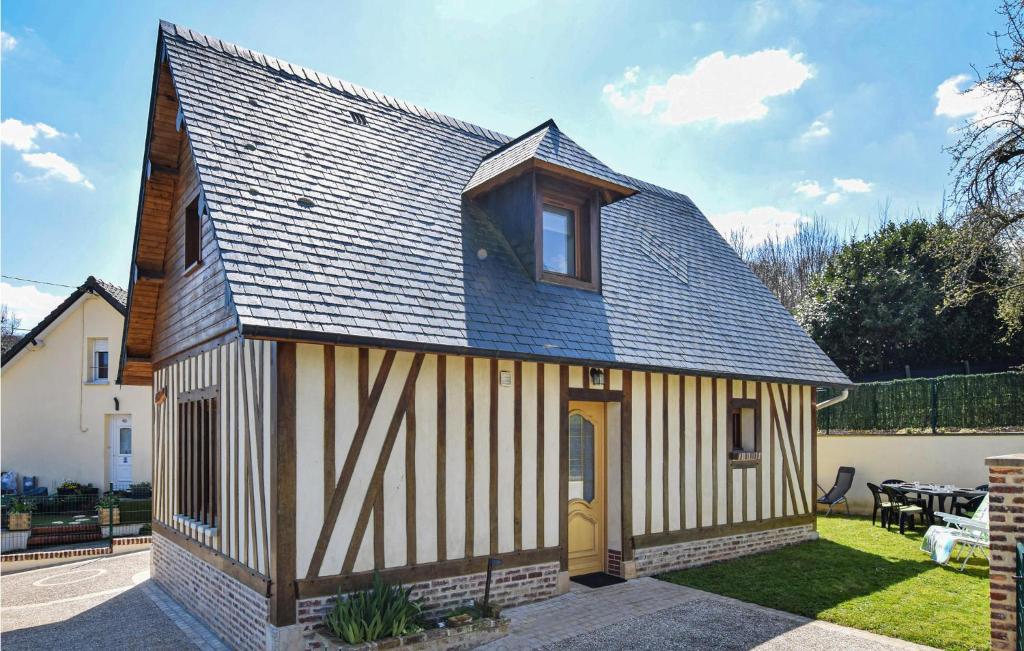 una pequeña casa con techo de gambrel en Pet Friendly Home In Hricourt-en-caux With Wifi, en Héricourt-en-Caux