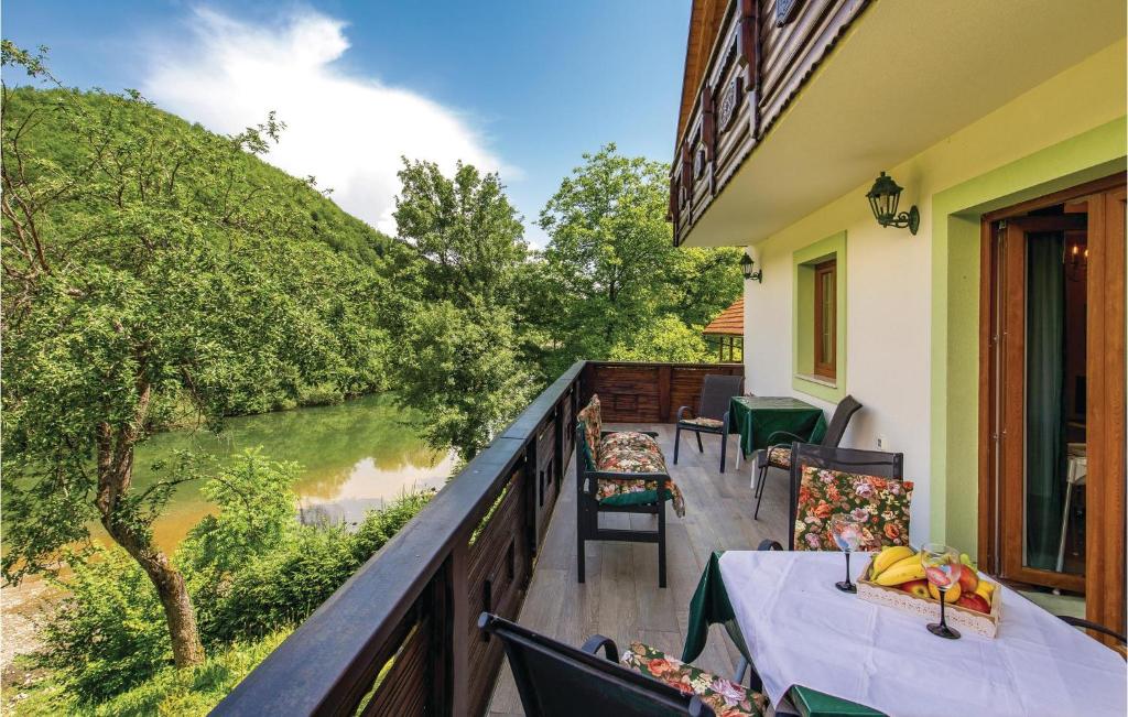balcón con mesa y vistas al río en Awesome Home In Brod Na Kupi With Sauna, en Brod na Kupi