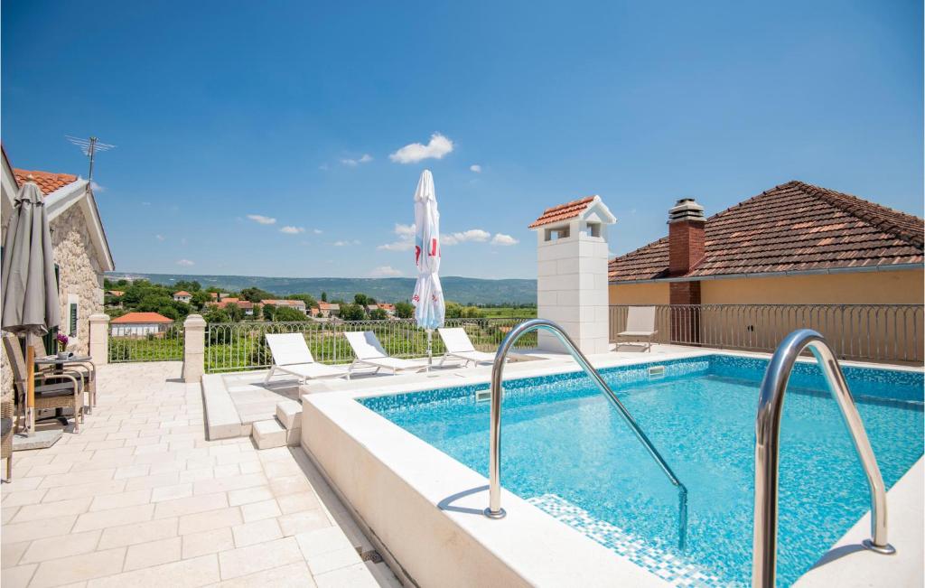 สระว่ายน้ำที่อยู่ใกล้ ๆ หรือใน Stunning Home In Zmijavci With House A Panoramic View
