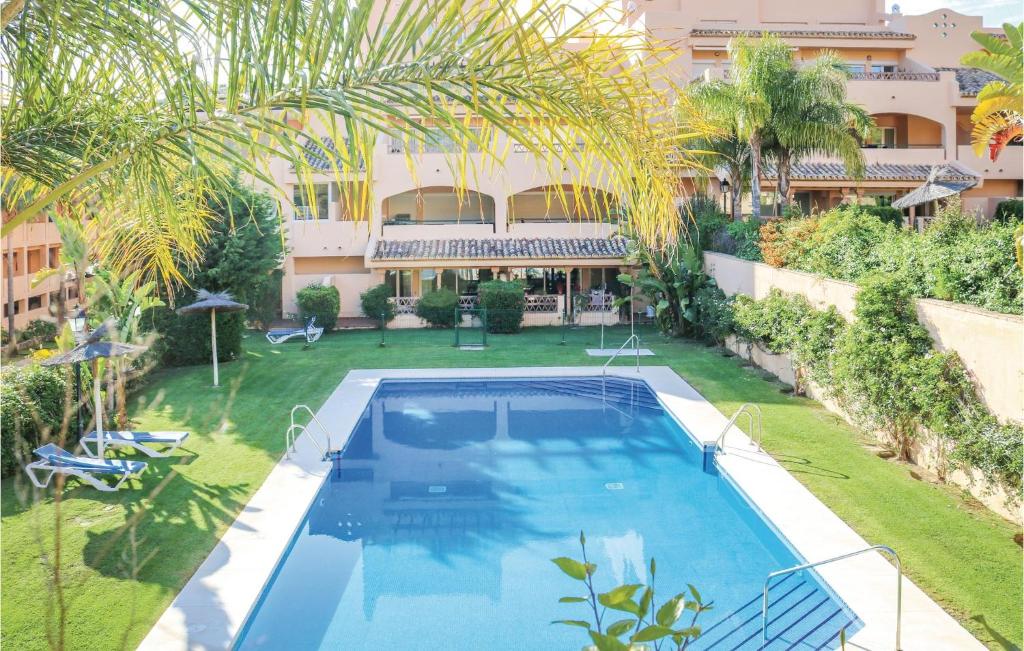 una vista aérea de una piscina en un patio en Stunning Apartment In Marbella With Wifi, Outdoor Swimming Pool And Swimming Pool, en Marbella