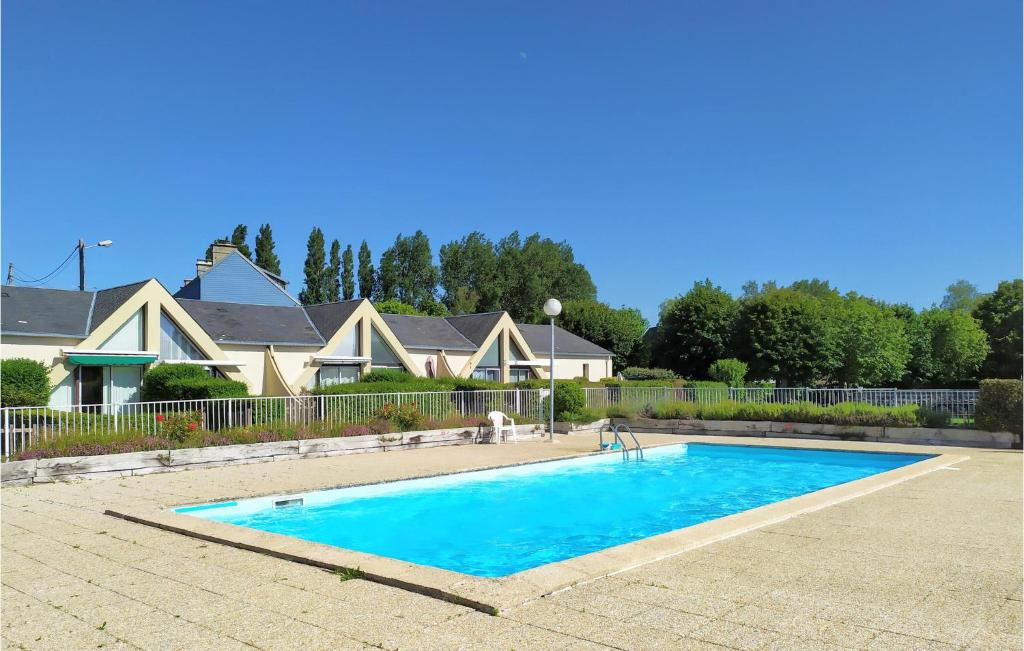 ein Pool vor einem Haus in der Unterkunft Maison 4 in Montmartin-sur-Mer