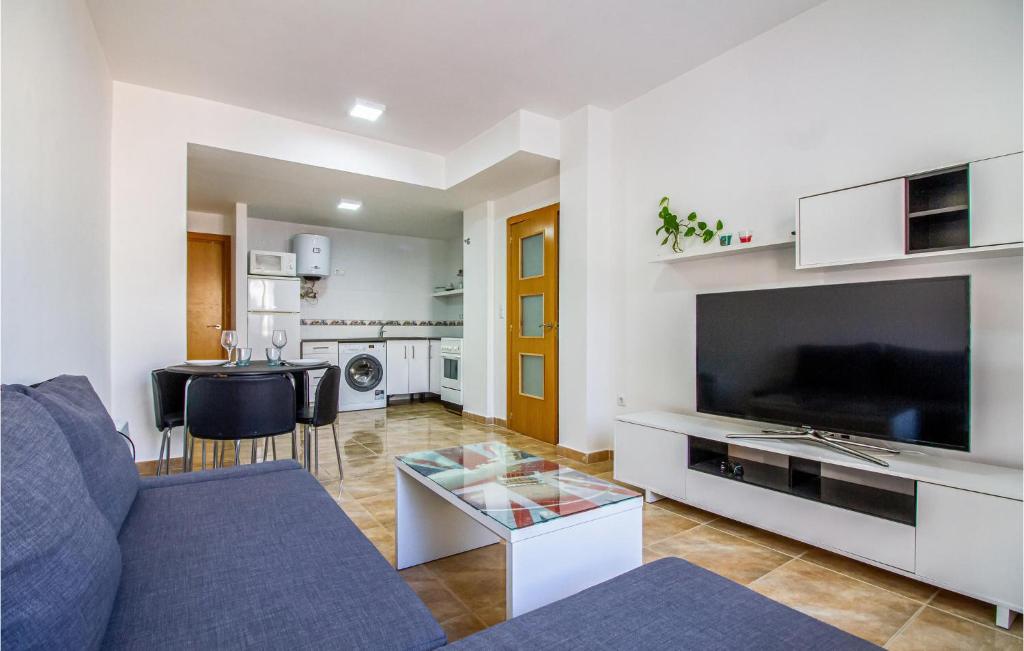 un soggiorno con divano e TV e una cucina di 1 Bedroom Awesome Apartment In Santa Pola a Santa Pola