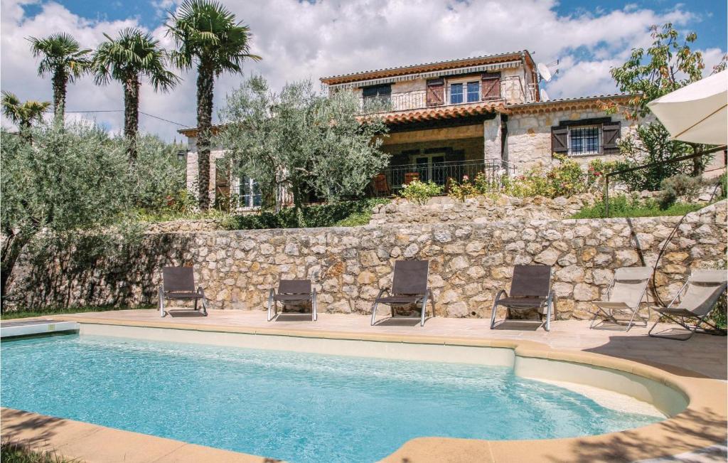 ファイエンスにあるNice Home In Fayence With 5 Bedrooms, Wifi And Outdoor Swimming Poolのスイミングプール付きのヴィラ、家