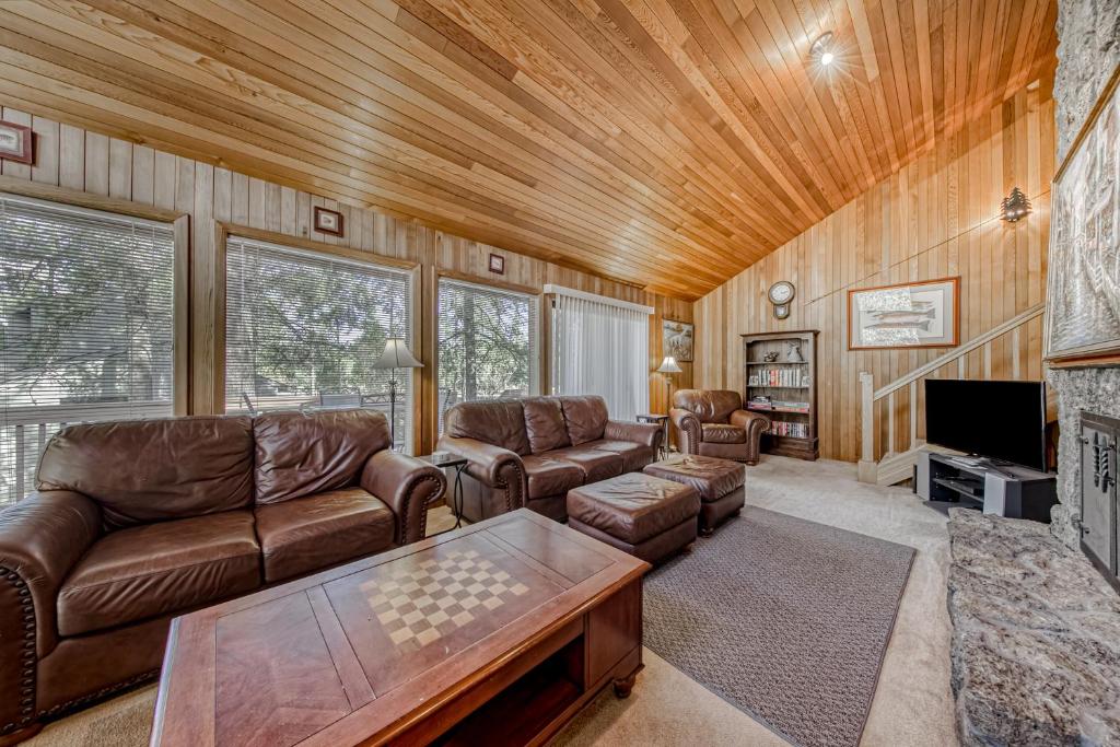 a living room with leather furniture and a fireplace at 21 Poplar in Sunriver