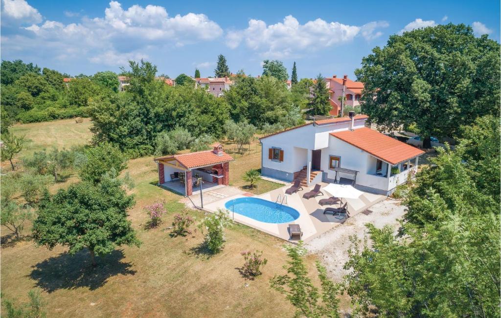 een luchtzicht op een huis met een zwembad bij Nice Home In Svetvincenat With Outdoor Swimming Pool in Svetvinčenat