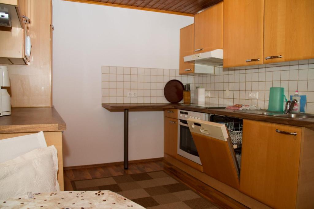 Kuchyň nebo kuchyňský kout v ubytování FEWO Wonta am Ossiachersee
