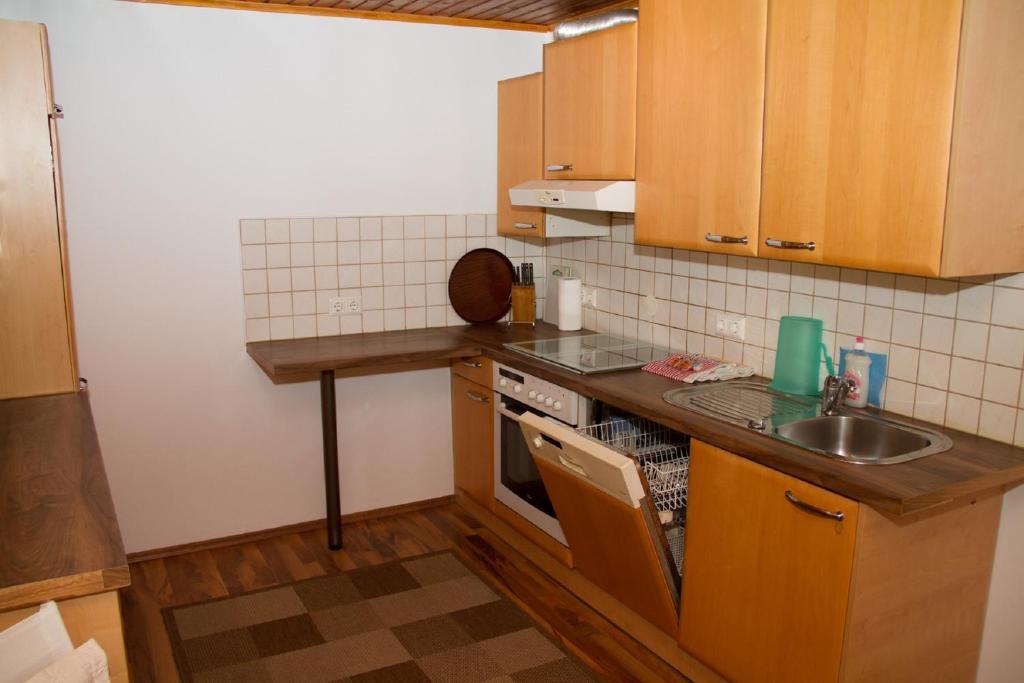 Kuchyň nebo kuchyňský kout v ubytování FEWO Wonta am Ossiachersee