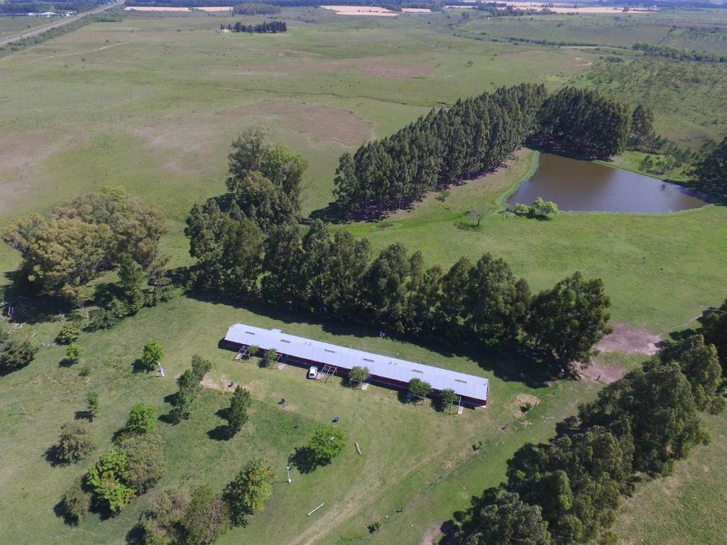 una vista aérea de un gran autobús blanco en un campo en Estancia turistica la Providencia, en Termas del Daymán