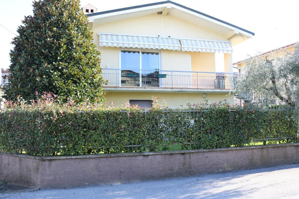 una casa con balcone e siepe di Apartment in Lazise - Gardasee 41950 a Lazise