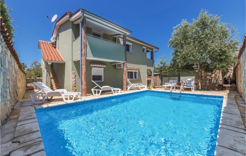 Villa con piscina y casa en Awesome Home In Peroj With 4 Bedrooms, Wifi And Outdoor Swimming Pool, en Peroj