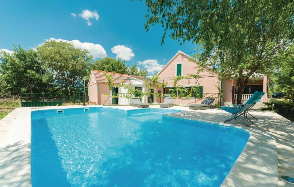 uma piscina em frente a uma casa em Stunning Home In Trbounje With 3 Bedrooms, Wifi And Outdoor Swimming Pool em Trbounje