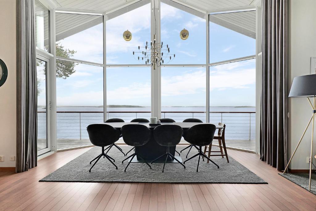 Imagem da galeria de Guestly Homes - 3BR Luxury Beachfront Villa em Piteå