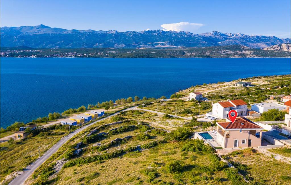 una vista aérea de una casa en una colina junto a un lago en Stunning Home In Novigrad With House Sea View, en Novigrad (Dalmacia)