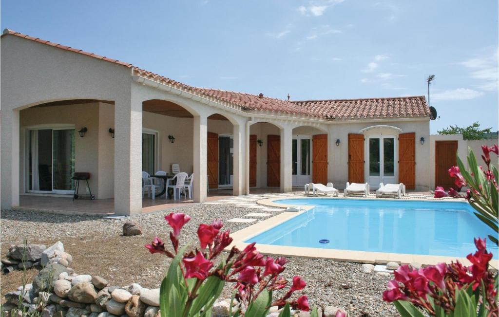 een villa met een zwembad voor een huis bij Lovely Home In Prades Sur Vernazobre With Outdoor Swimming Pool in Prades-sur-Vernazobre