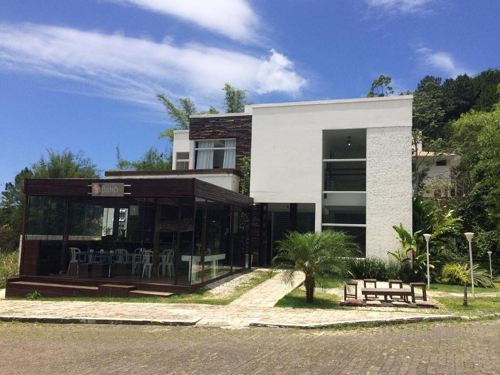 um edifício com um banco à frente em Tangerina Hostel em Florianópolis
