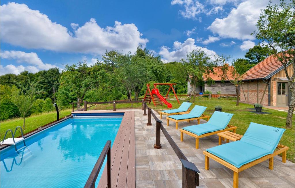 Bazén v ubytování Gorgeous Home In Sveti Ivan Zelina With Wifi nebo v jeho okolí