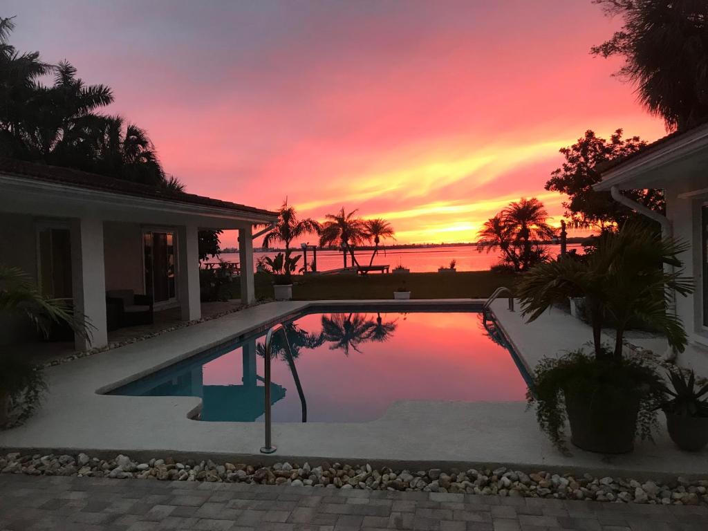 una piscina con puesta de sol en el fondo en Perfecto's Retreat- LUXURY Cabin, en San Petersburgo