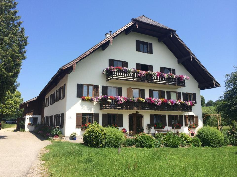 ein großes weißes Gebäude mit Blumenkästen drauf in der Unterkunft Rauhbergerhof in Tiefgraben