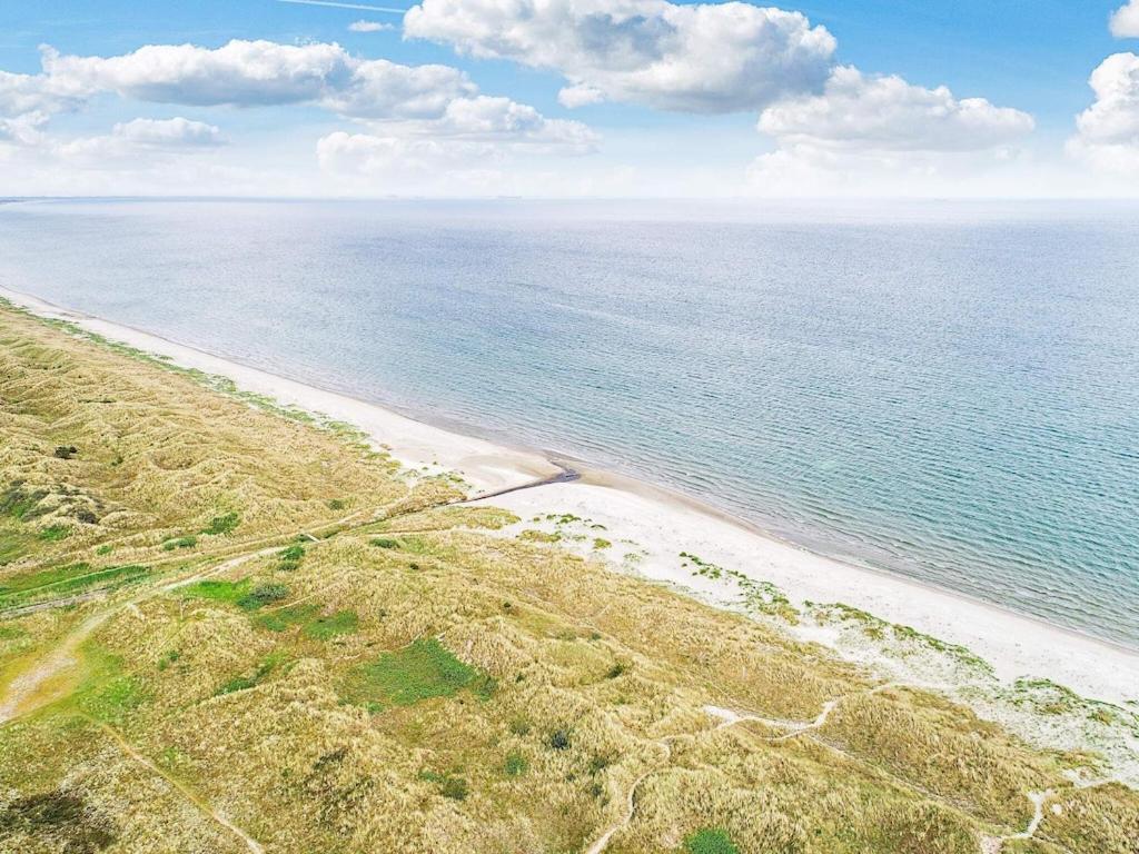 - une vue aérienne sur la plage et l'océan dans l'établissement 8 person holiday home in lb k, à Ålbæk