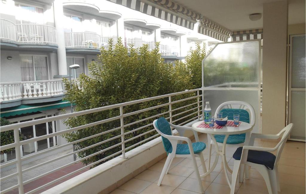 トッサ・デ・マールにあるAmazing Apartment In Tossa De Mar With 1 Bedroomsのバルコニー(テーブル、椅子付)