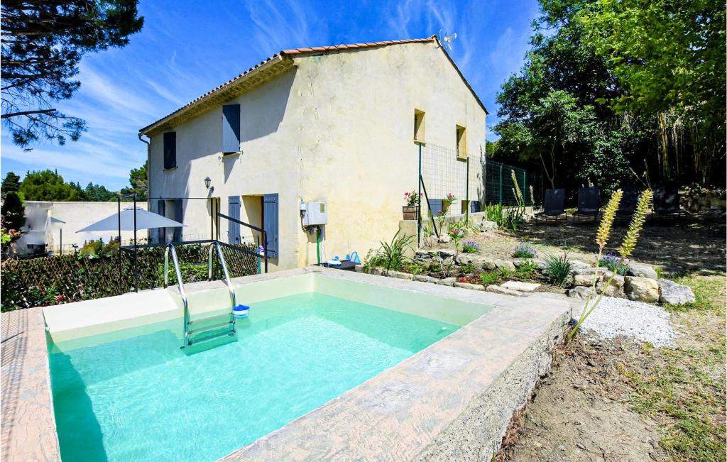 ein Pool vor einem Haus in der Unterkunft Amazing Home In Beaumes-de-venise With Private Swimming Pool, Can Be Inside Or Outside in Beaumes-de-Venise
