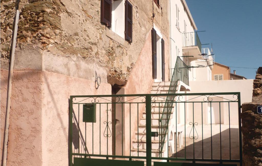 ein Gebäude mit einem Tor vor einem Gebäude in der Unterkunft 2 Bedroom Cozy Apartment In Pietranera in Pietranera
