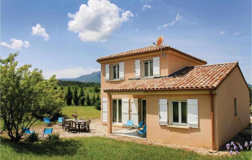 Casa pequeña con patio y mesa en Gorgeous Home In Saint Roman With House A Mountain View, en Saint-Roman