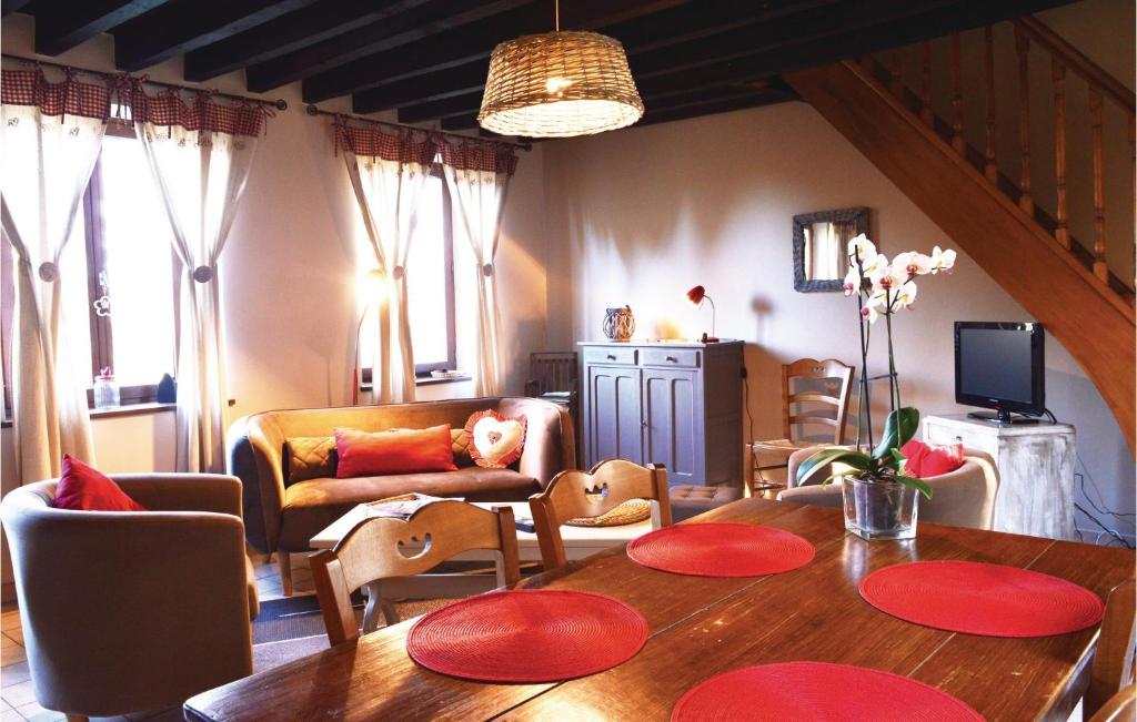 uma sala de estar com mesa e cadeiras em Gorgeous Home In Romery With Kitchen em Romery