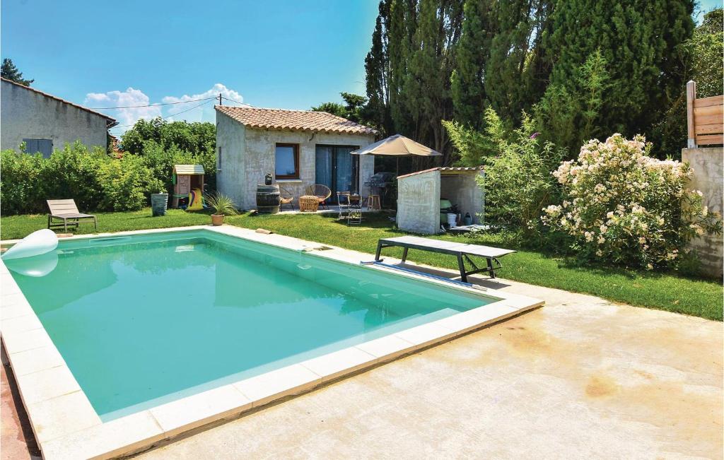una gran piscina en un patio con una casa en Stunning Home In Ste Cecile Les Vignes With Kitchenette, en Sainte-Cécile-les-Vignes