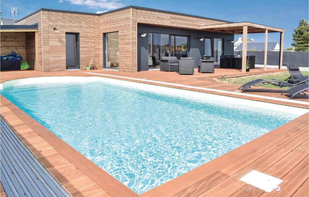 - une piscine en face d'une maison dans l'établissement Gorgeous Home In Crances With Wifi, à Créances