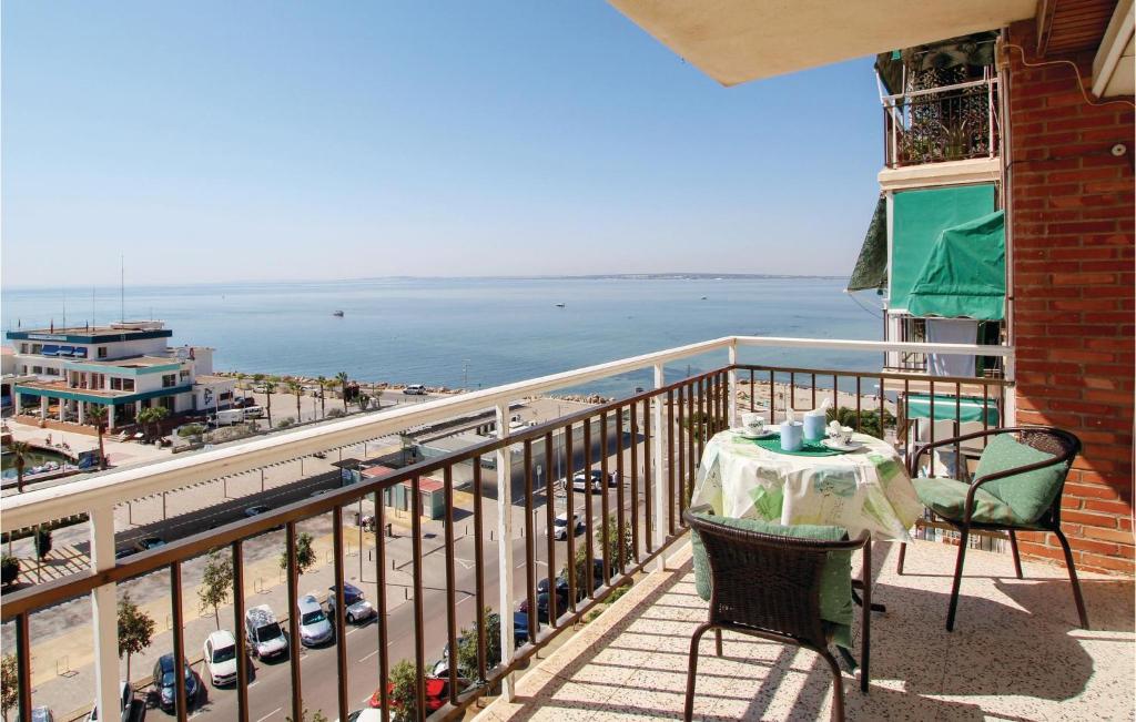 サンタ・ポラにあるAmazing Apartment In Santa Pola With 3 Bedrooms And Wifiの海の景色を望むバルコニー(テーブル付)