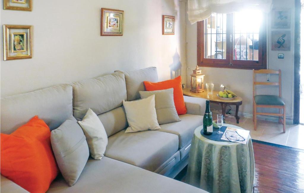 sala de estar con sofá con almohadas y mesa en 2 Bedroom Nice Home In Torrevieja, en Torrevieja