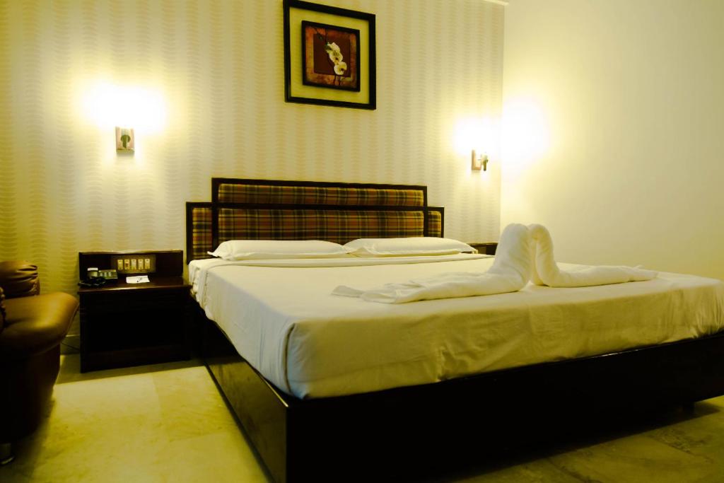 Łóżko lub łóżka w pokoju w obiekcie Royal Regency