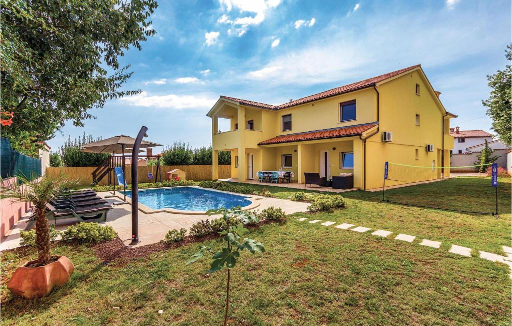 una casa con piscina en un patio en Cozy Home In Medulin With Kitchen, en Medulin