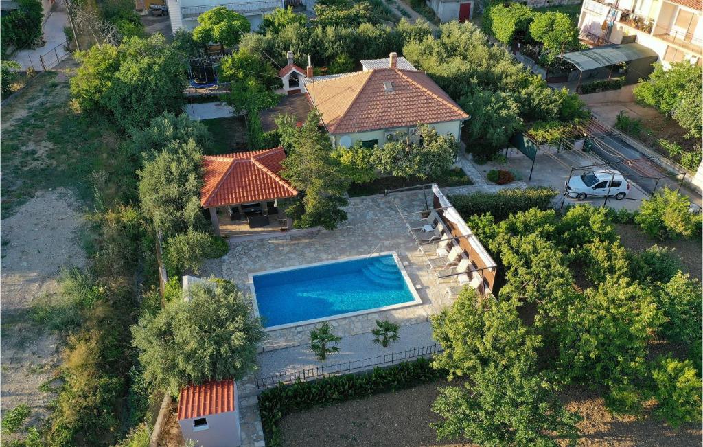 Ett flygfoto av 3 Bedroom Beautiful Home In Kastel Kambelovac