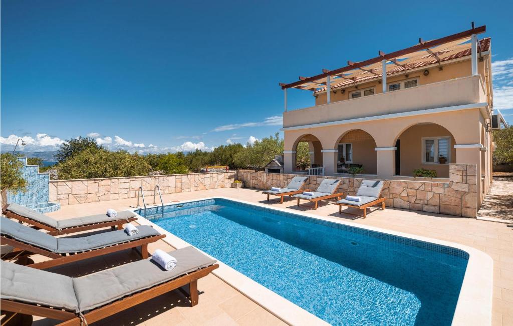 eine Villa mit einem Pool und einem Haus in der Unterkunft Cozy Home In Vela Luka With Outdoor Swimming Pool in Vela Luka