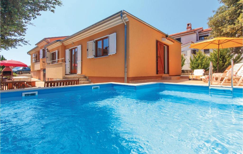uma villa com piscina em frente a uma casa em Stunning Home In Pula With 4 Bedrooms, Wifi And Outdoor Swimming Pool em Pula