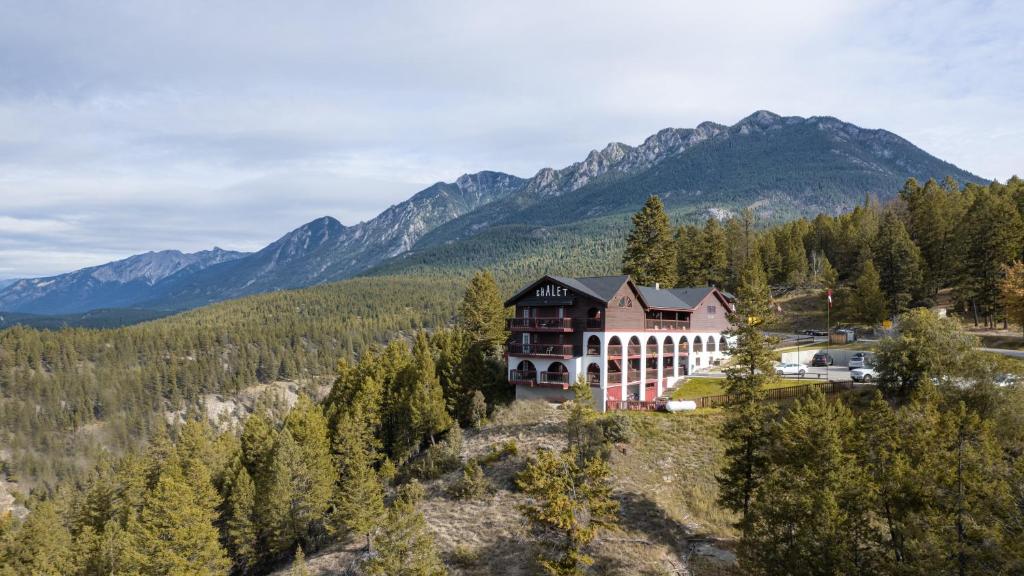 鐳溫泉的住宿－雷弟母木屋酒店，享有高山上大房子的空中景色